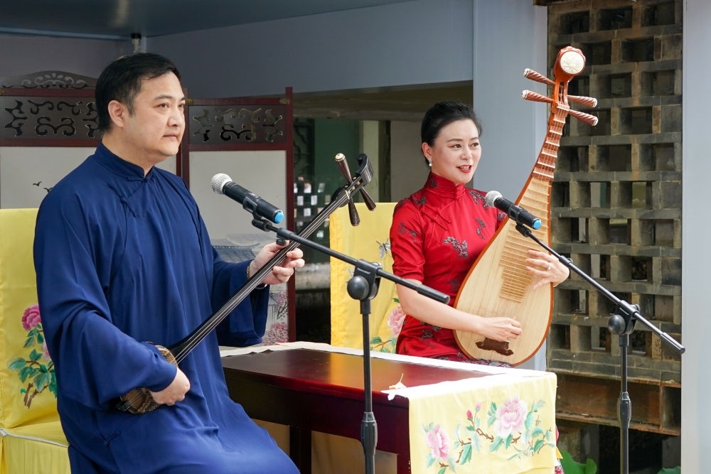 評彈藝人在蘇州平江路上的一家評彈店內進行表演（2023年7月7日攝）。新華社記者 李博 攝