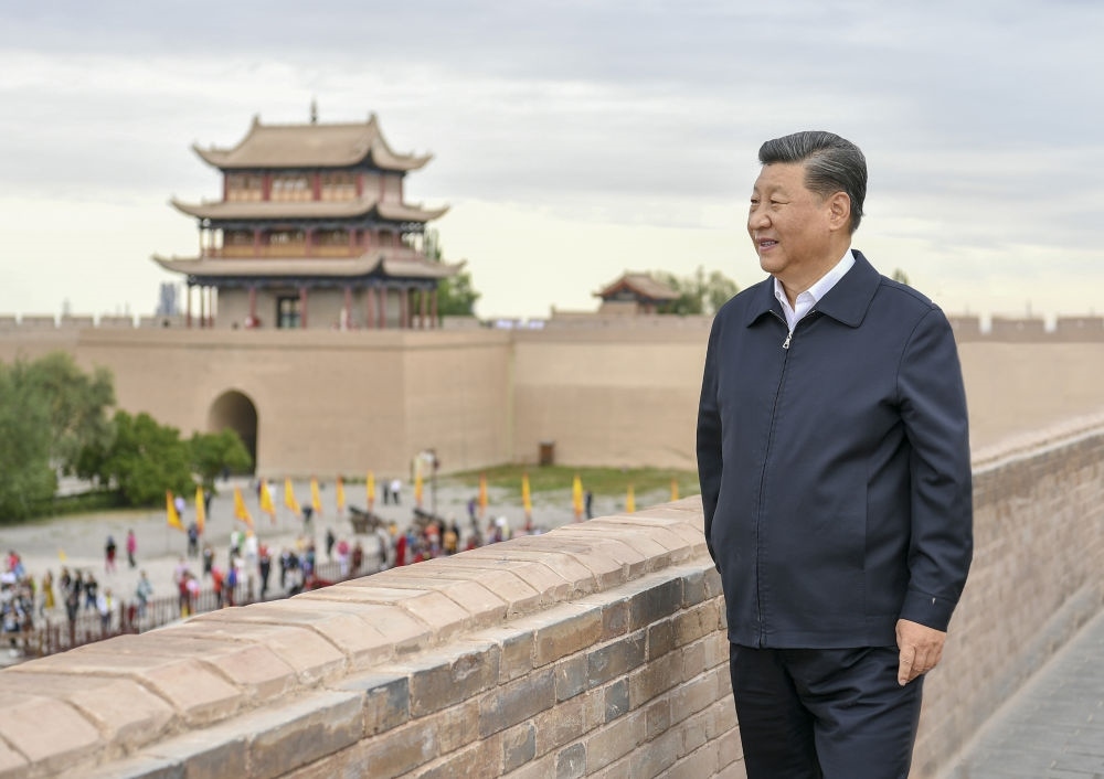 2019年8月20日上午，習(xí)近平來(lái)到嘉峪關(guān)關(guān)城，登上城樓察看關(guān)城整體面貌，聽(tīng)取河西走廊長(zhǎng)城、關(guān)隘歷史文化情況介紹。新華社記者 謝環(huán)馳 攝