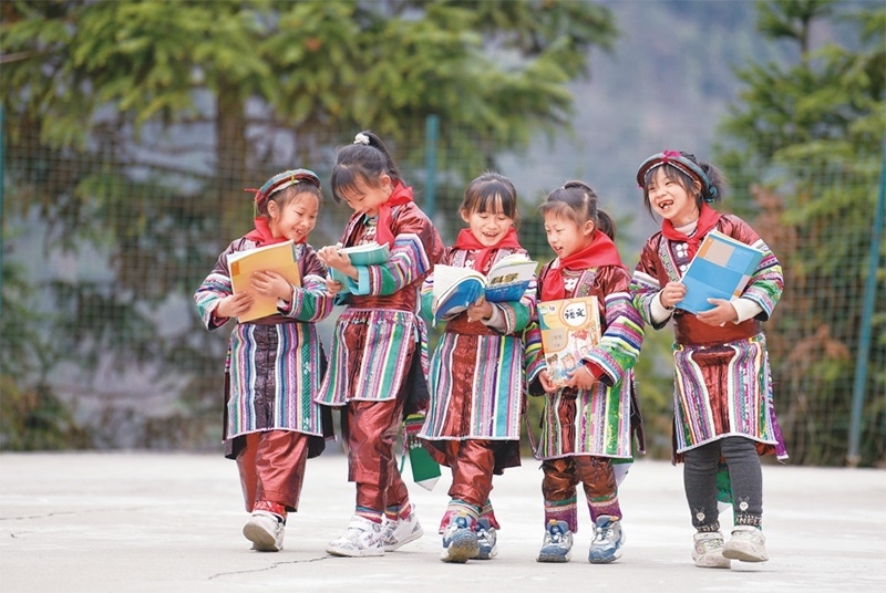 位于貴州省黔東南苗族侗族自治州從江縣大山深處的西山鎮(zhèn)中寨教學點，是一所全校均為瑤族學生的“微小學”。近年來，隨著教學條件逐漸改善，學校發(fā)生了翻天覆地的變化。圖為2023年2月16日，領到新書的瑤族學生在一起交流。 新華社記者 楊文斌/攝