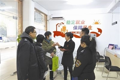  圖③：調(diào)解后，法官現(xiàn)場(chǎng)向當(dāng)事人做釋法析理工作。