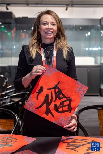 1月28日，在上海豫園舉行的民俗活動上，美國馬斯卡廷初中校長珍妮弗·李·弗里德利展示自己寫下的“福”字。 新華社記者 王翔 攝