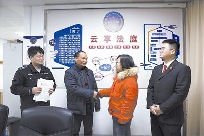  圖②：雙方當(dāng)事人達(dá)成調(diào)解協(xié)議，握手言和。