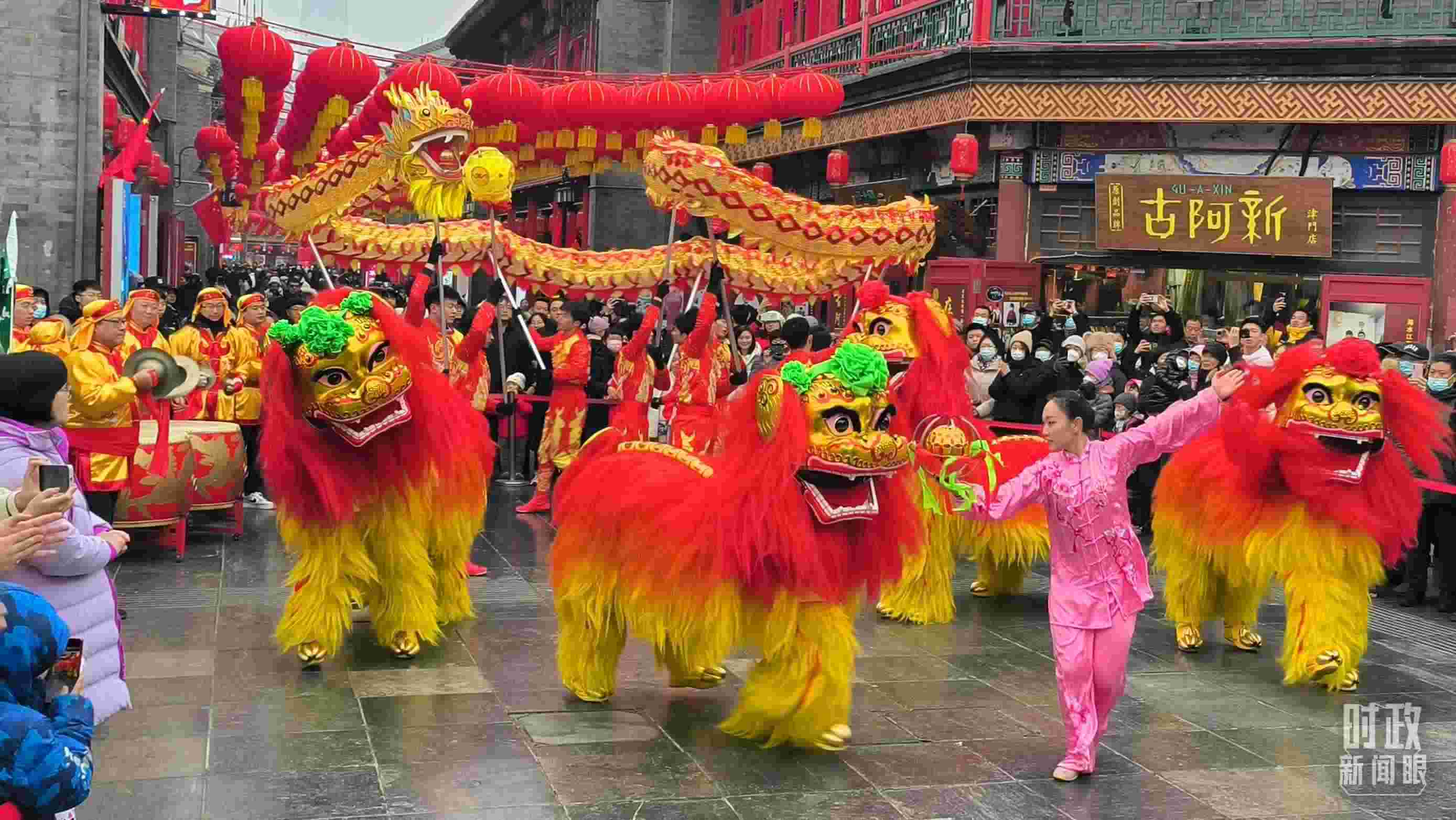 △天津古文化街上的舞龍舞獅表演。（總臺記者孫文嘯拍攝）