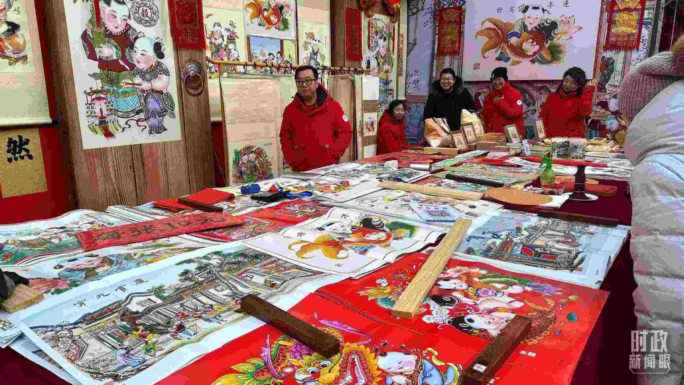 △市民們正在天津古文化街選購年畫。（總臺央視記者黎兵拍攝）