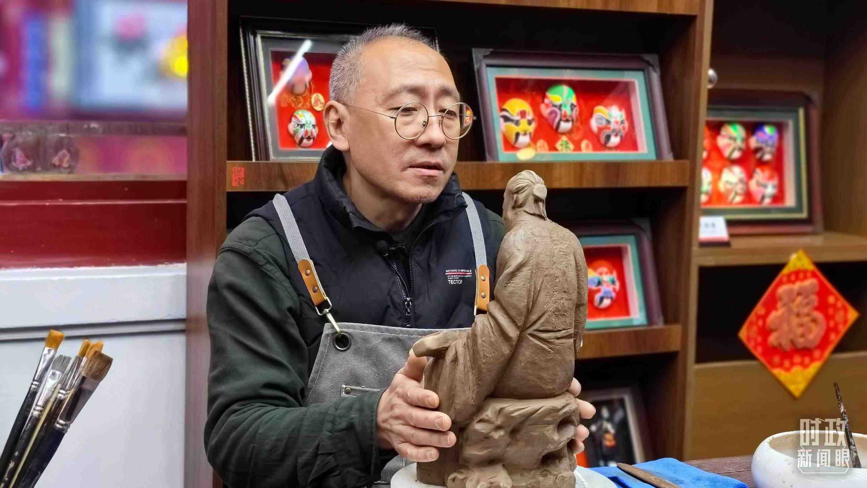 △“泥人張”的匠人正在雕塑。（總臺央視記者潘毅拍攝）