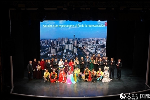 圖為王衛(wèi)大使與蒙迪諾外長等嘉賓登臺祝賀。人民網(wǎng)記者 許放攝