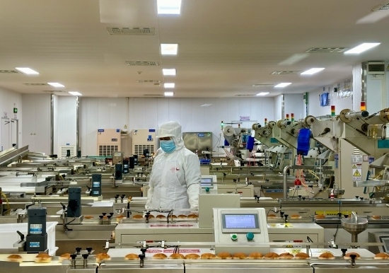 盼盼5G智慧工廠生產(chǎn)線正在進行產(chǎn)品質(zhì)檢。人民網(wǎng)記者 金慧慧攝