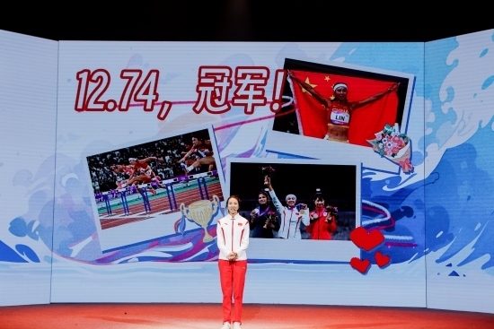 “何以中國·向海泉州”網(wǎng)絡(luò)主題活動現(xiàn)場，林雨薇講述奪冠經(jīng)歷。泉州廣播電視臺供圖