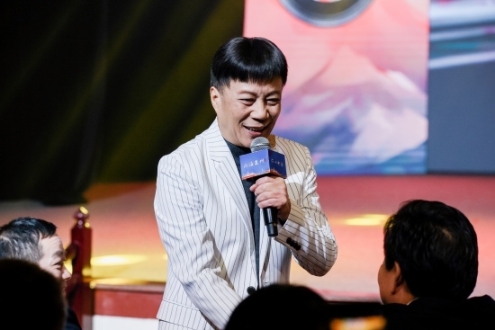 “何以中國(guó)·向海泉州”網(wǎng)絡(luò)主題活動(dòng)現(xiàn)場(chǎng)，陳百潭演出時(shí)與觀眾互動(dòng)。泉州廣播電視臺(tái)供圖