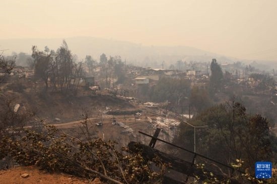 這是2月3日在智利瓦爾帕萊索大區(qū)比尼亞德爾馬市拍攝的在森林火災(zāi)中燒毀的房屋。新華社發(fā)