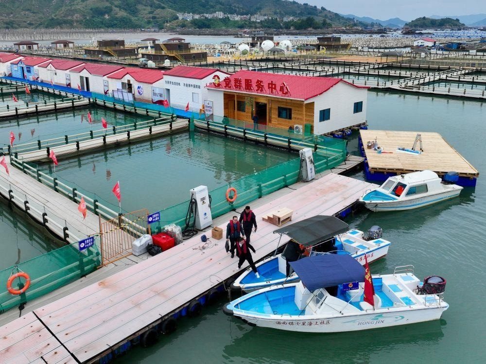 △2023年11月14日，福建寧德市霞浦縣溪南鎮(zhèn)七星海上社區(qū)的工作人員，前往轄區(qū)漁排進行民情走訪。