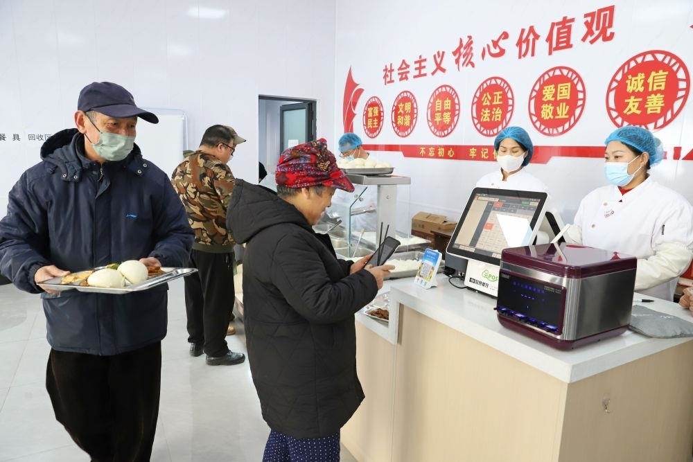 △2024年2月1日，市民在河北涿州市雙塔街道永濟秀園小區(qū)便民食堂內購買午餐。