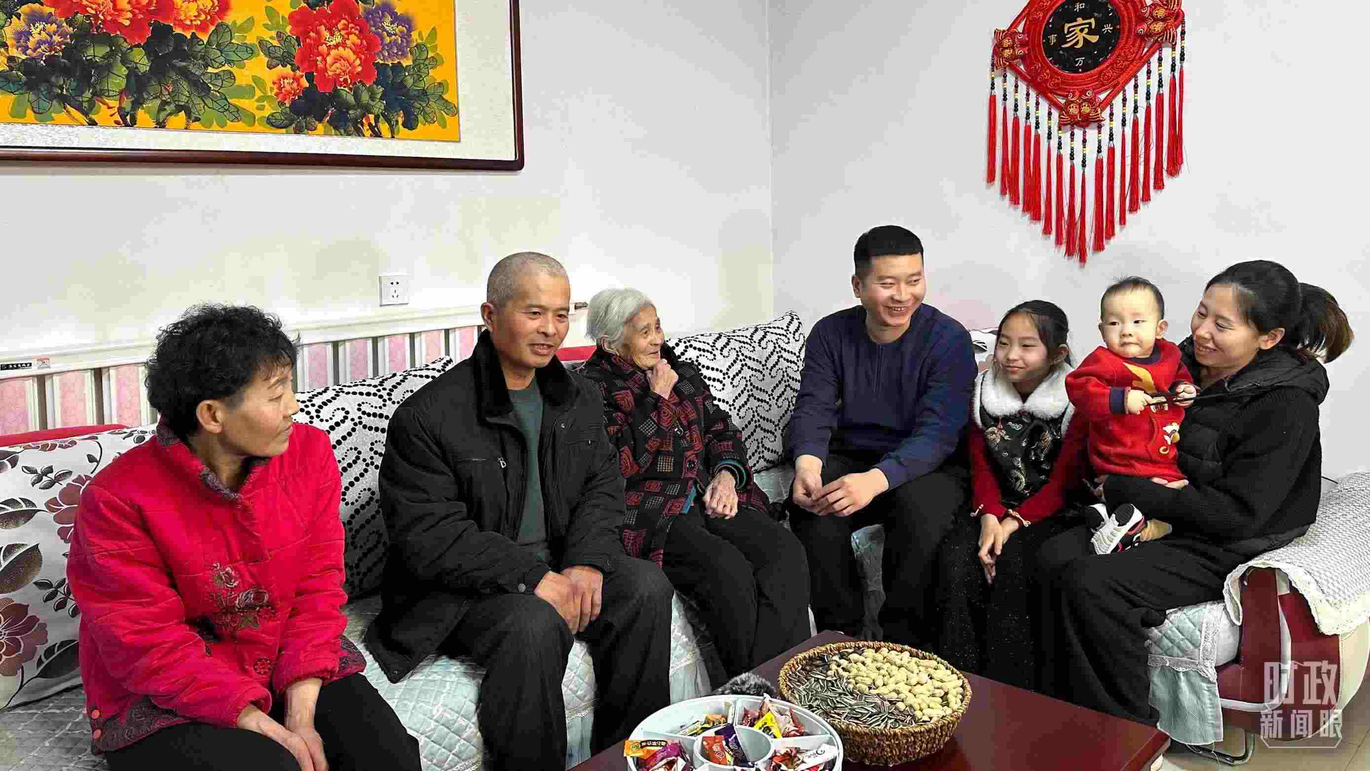 △第六埠村村民杜洪剛一家。（總臺央視記者趙化拍攝）