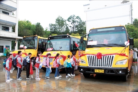 △2023年9月28日，湖北竹山縣校園直通車全域開通后，學生在有序排隊乘車。第二批主題教育開展后，竹山縣將實施農村道路暢通工程作為為民辦實事的重要內容。