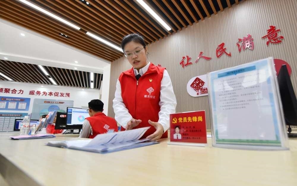 △2023年12月14日，廣西南寧市蟠龍社區(qū)，工作人員在為居民服務。