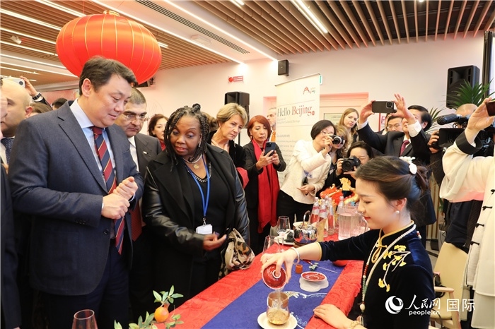 到訪嘉賓欣賞中國茶藝并品茶。 