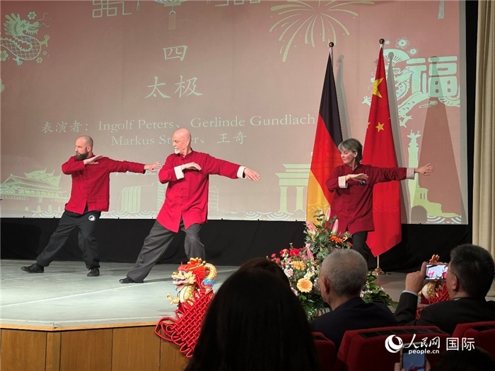 太極，表演者：Ingolf Peters、Gerlinde Gundlach、Markus Stüber