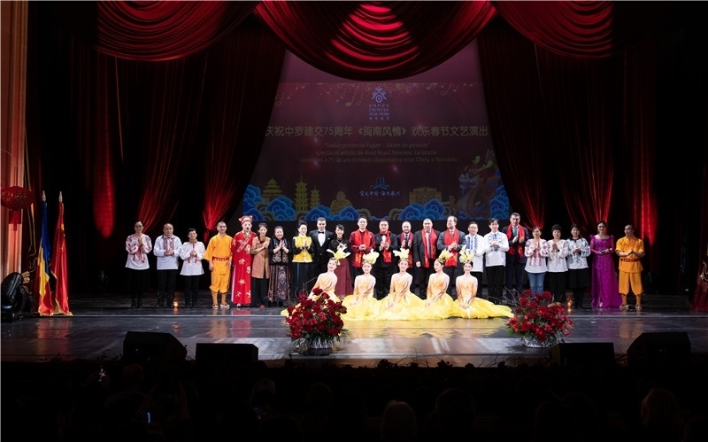 圖為韓大使、羅政府高官與泉州藝術(shù)團(tuán)演員合影。中國駐羅大使館文化處供圖。