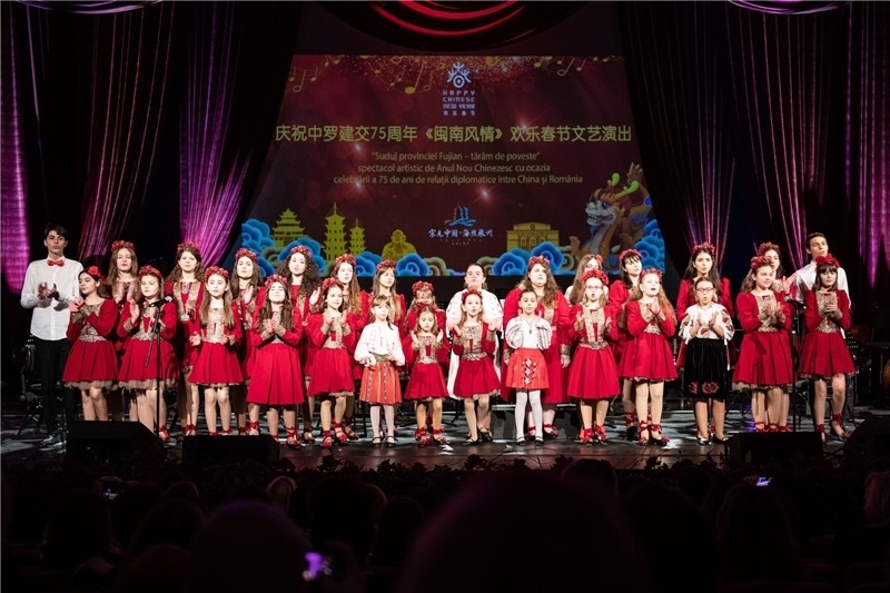 圖為羅小快板兒童合唱團(tuán)在演唱中文歌曲。 中國駐羅大使館文化處供圖。