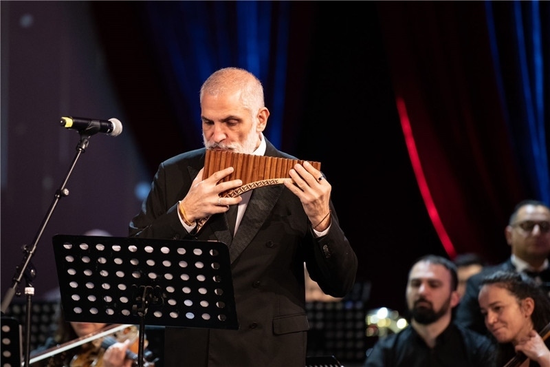 圖為著名排簫大師達(dá)米安·德拉吉奇在領(lǐng)銜演奏中國經(jīng)典曲目。 中國駐羅大使館文化處供圖。