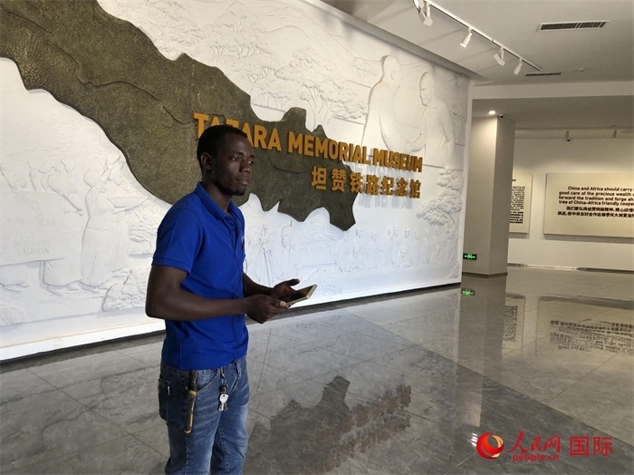 當(dāng)?shù)毓ぷ魅藛T向記者講解。人民網(wǎng)記者 黃培昭攝