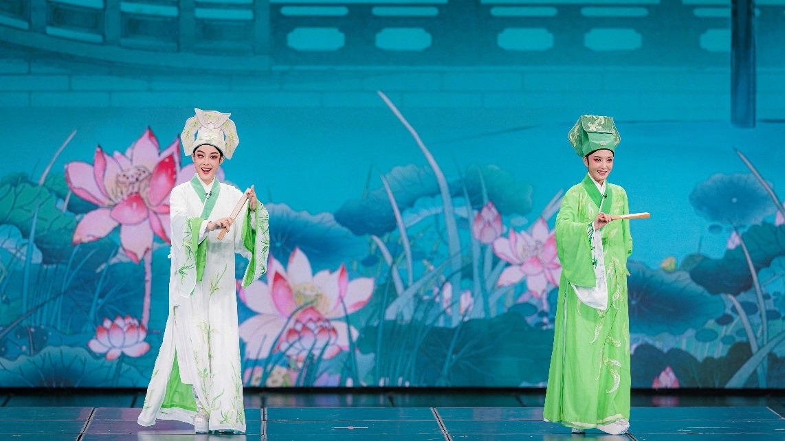 青年越劇演員陳麗君、李云霄彩排現(xiàn)場(chǎng)。主辦方供圖