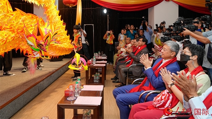 嘉賓觀看傳統(tǒng)舞龍表演。人民網(wǎng)記者 謝佳君攝