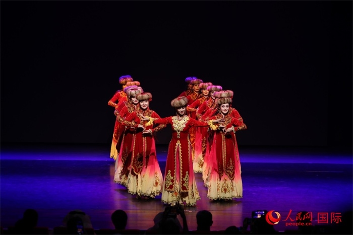 2日在阿聯(lián)酋迪拜舉行的大型音舞詩畫《新疆是個好地方》文藝演出。人民網(wǎng)記者任皓宇攝