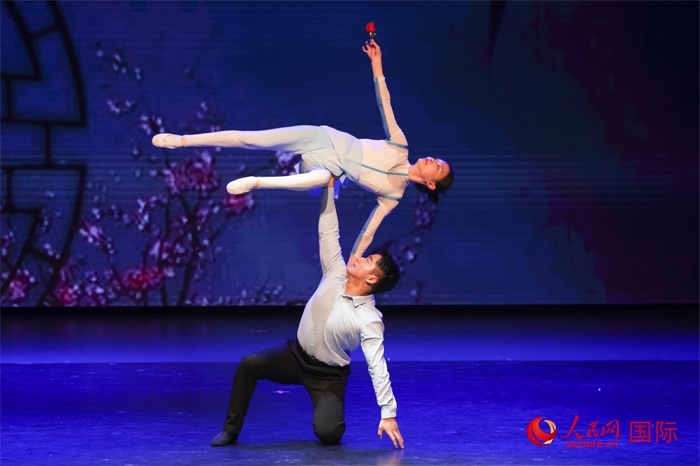 2日在阿聯(lián)酋迪拜舉行的大型音舞詩畫《新疆是個好地方》文藝演出。人民網(wǎng)記者 任皓宇攝