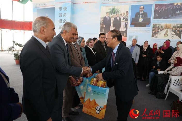 中國駐埃及使館教科處盧春生公參為埃及師生發(fā)放新年禮包。人民網(wǎng)記者 黃培昭攝