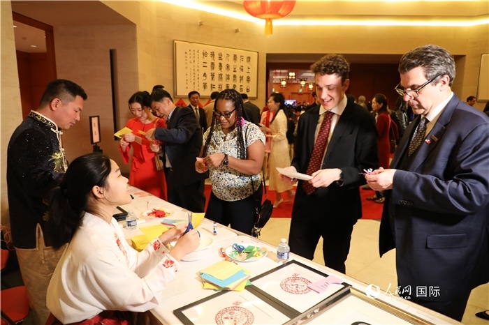 圖為美國(guó)民眾體驗(yàn)中國(guó)春節(jié)民俗。人民網(wǎng)記者 李志偉攝