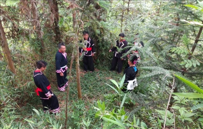 “瑤老”人民調(diào)解員翻山越嶺開展現(xiàn)場調(diào)解。