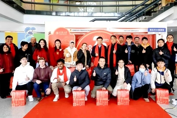 天津大學(xué)同學(xué)們收到新春大禮包。校方供圖