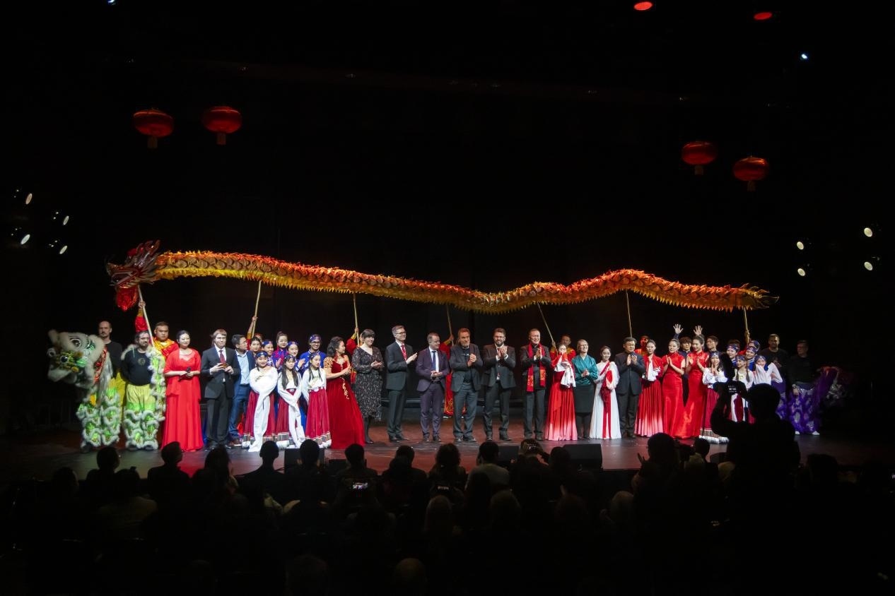 中芬嘉賓與演出人員合影。中國駐芬蘭大使館供圖