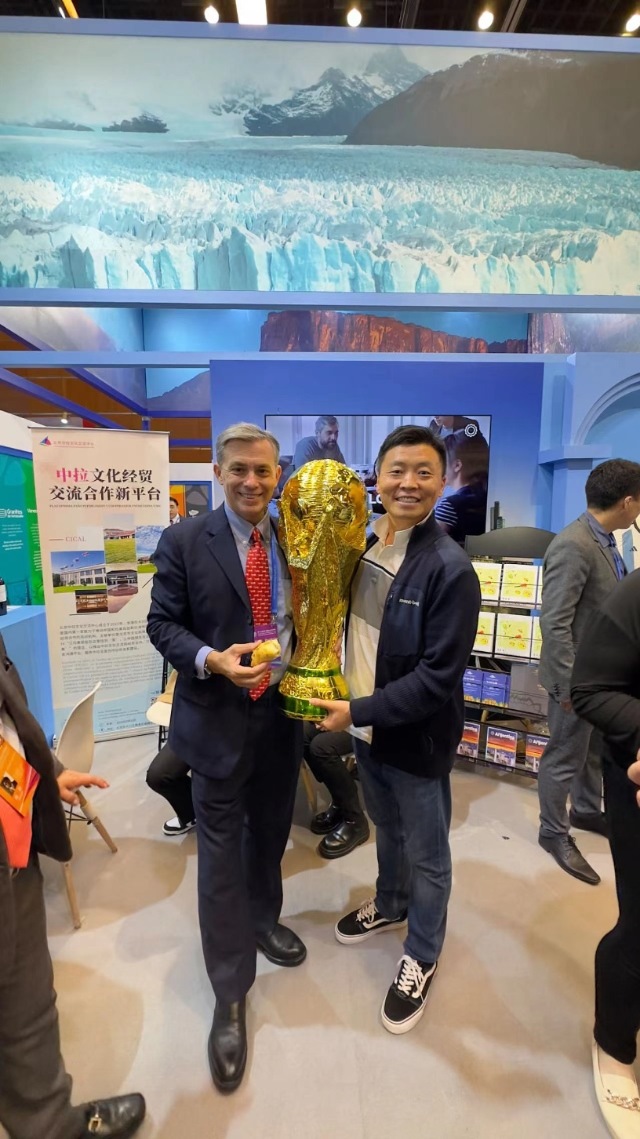 2022年，馬克西米與同事在上海。圖片由受訪者提供