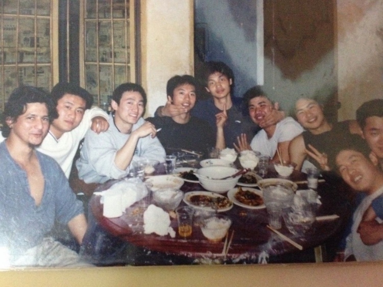 2007 年，卡洛斯·卡斯蒂略（左一）和他的中國(guó)朋友在武漢慶祝春節(jié)。圖片由受訪者提供