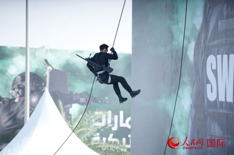 中國(guó)特警索降。人民網(wǎng) 塔里克·易卜拉欣攝