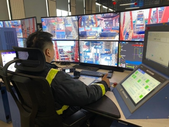 圖為寧波舟山港梅山港區(qū)遠(yuǎn)控操作室內(nèi)，橋吊司機(jī)在遠(yuǎn)程控制橋吊裝卸。新華社記者魏一駿 攝