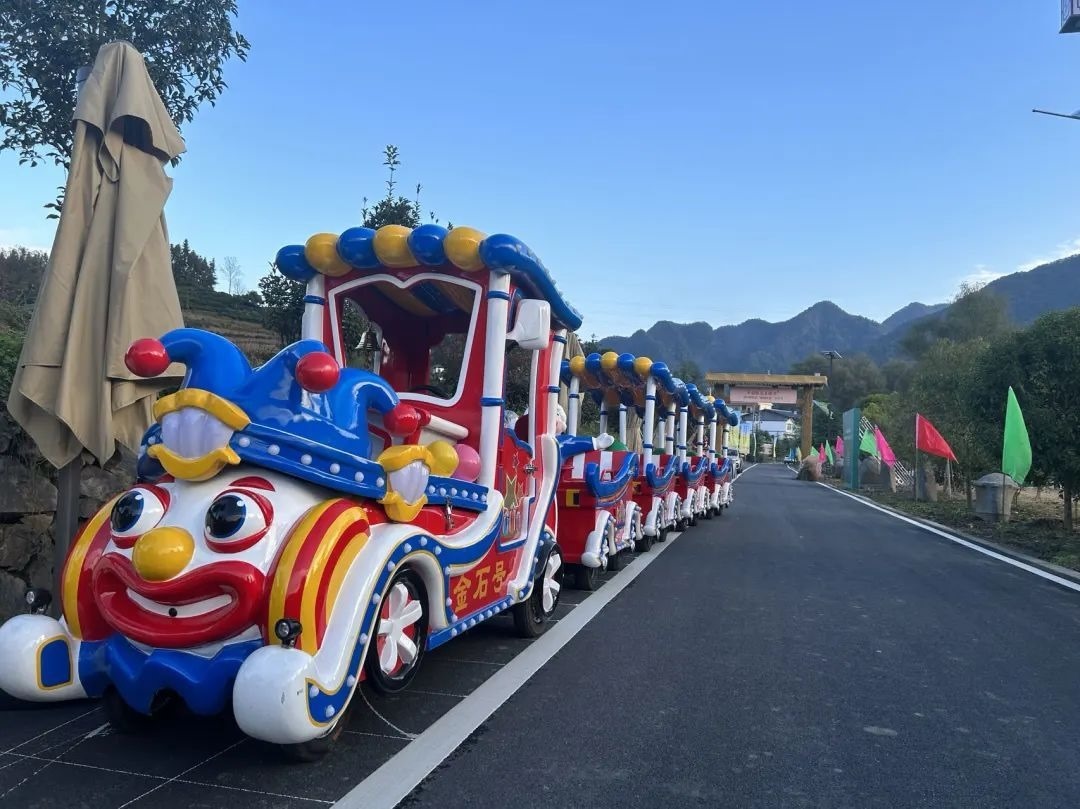 2023年10月，金石村集體出資購買了兩輛無軌觀光小火車。紫陽縣融媒體中心供圖