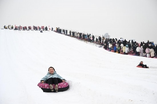 圖為1月18日，市民在內(nèi)蒙古賽馬場(chǎng)滑雪圈。新華社記者 貝赫 攝