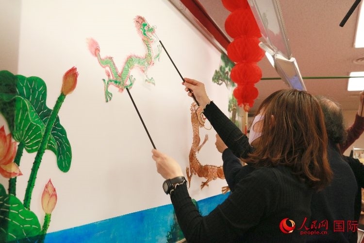 皮影戲表演。人民網(wǎng) 許可攝