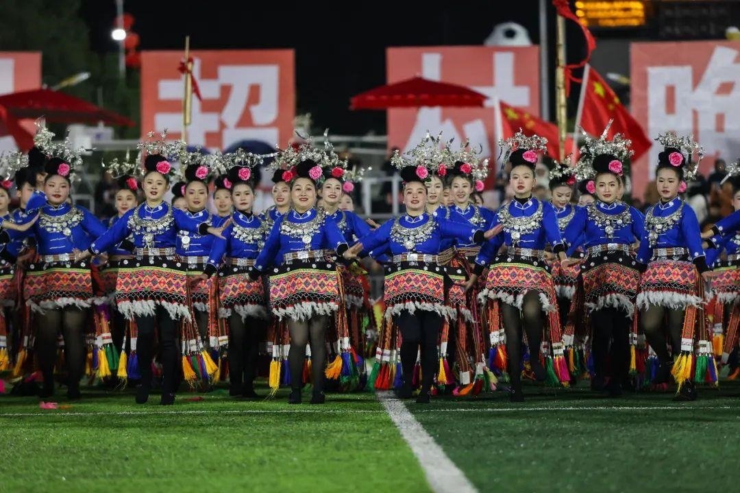 △2024年2月3日，2024年全國(guó)“村晚”示范展示活動(dòng)暨貴州“村超村晚”系列活動(dòng)之一的民族文化展演，在榕江縣“村超”足球場(chǎng)舉行。