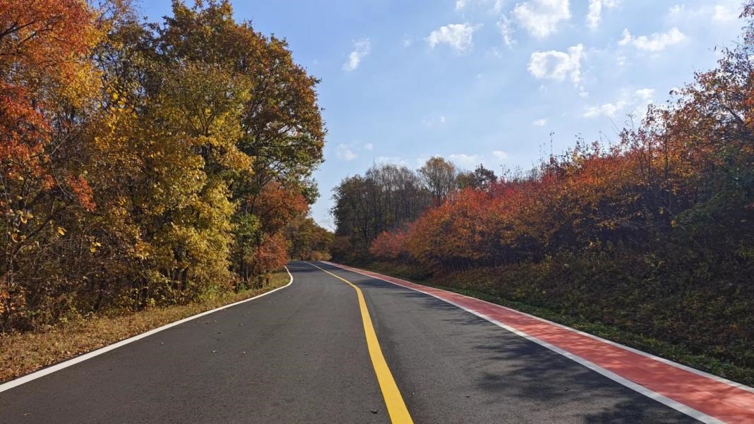 九臺區(qū)圍繞紅色文化、冰雪資源、特色民宿，進一步完善道路功能。九臺區(qū)委宣傳部供圖