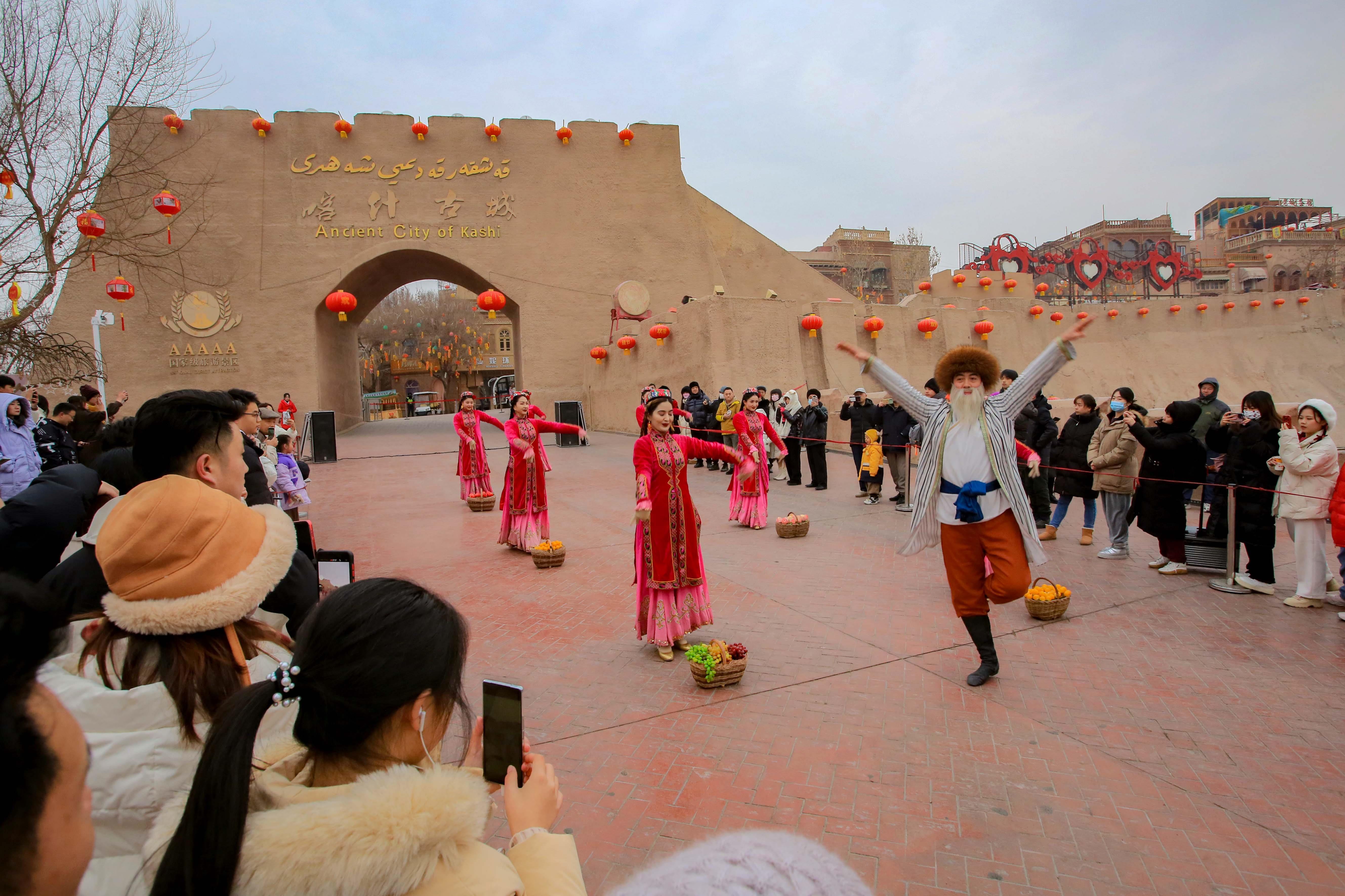 △2024年2月4日，演員在新疆喀什古城入城儀式上表演舞蹈。