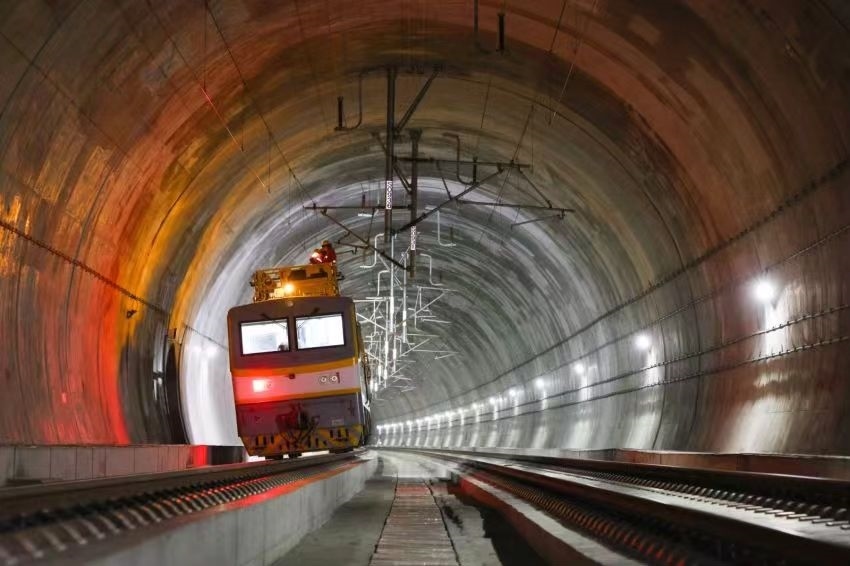 凌晨，接觸網(wǎng)作業(yè)車的燈光紅黃相間。胡鵬攝