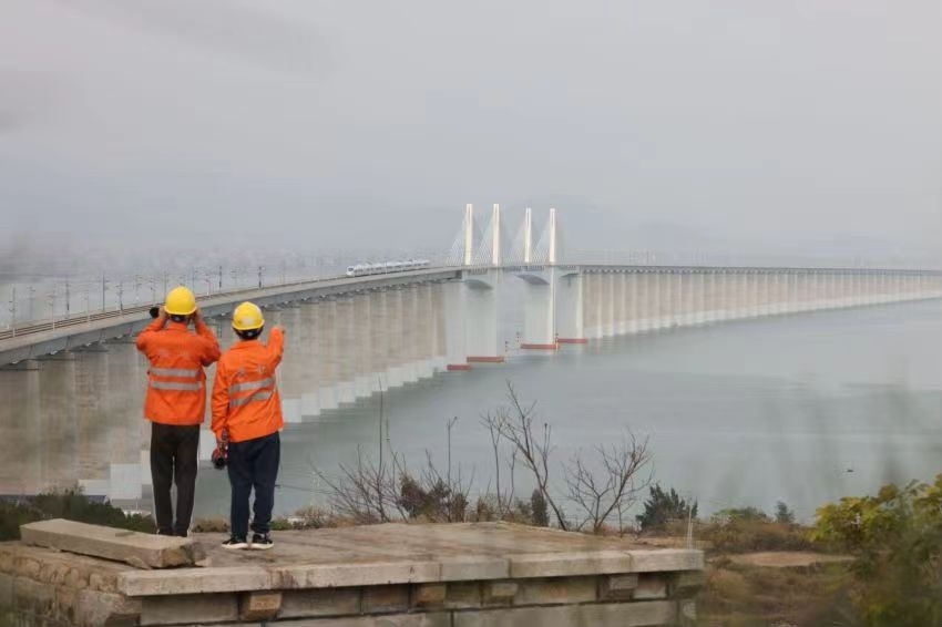 許沖和工友在白天巡視湄洲灣大橋上的供電設(shè)備。胡鵬攝