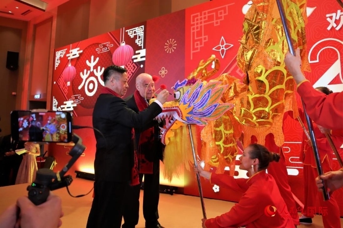 張漢暉（左）、施威特科（右）共同為彩龍點睛。于子恒攝