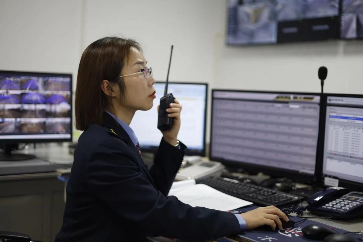 張華正在使用對(duì)講機(jī)溝通客運(yùn)工作情況。蔡紫妍攝