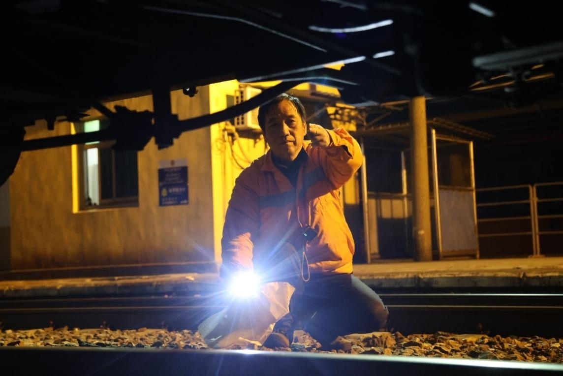 凌晨2點(diǎn)，李金饒正在檢查關(guān)門(mén)車。陸佳駿攝