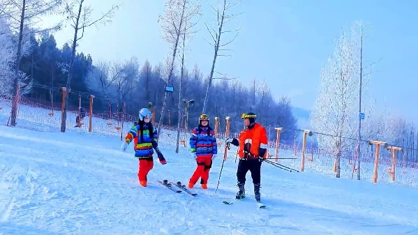 新春走基層｜滑雪場上過春節(jié)！冰城“冷資源”變成“熱經(jīng)濟”